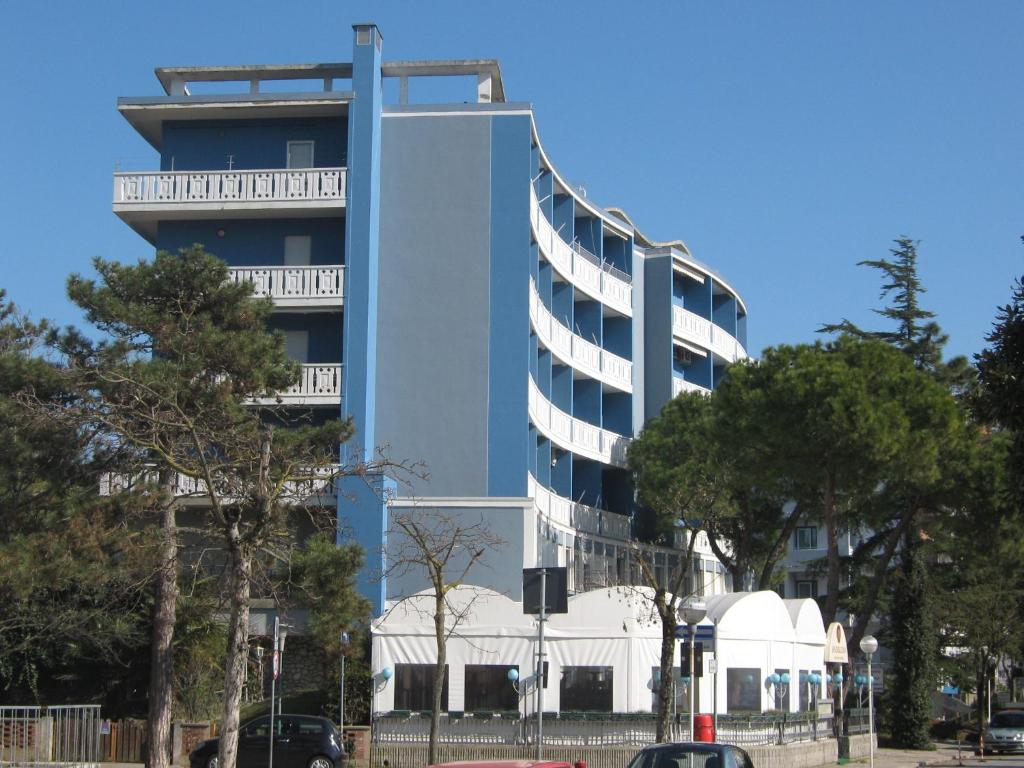 利尼亚诺萨比亚多罗斯伯汀公寓的前面有树木的蓝色建筑