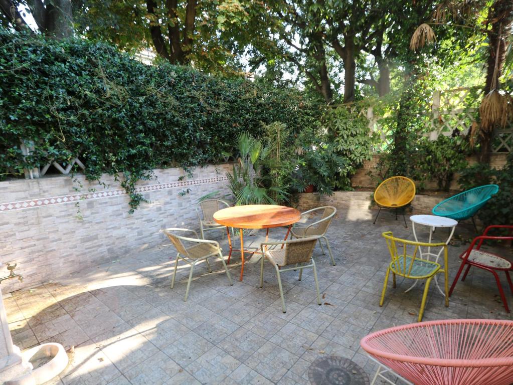 米兰Grand Hostel Coconut的庭院里的一组桌椅