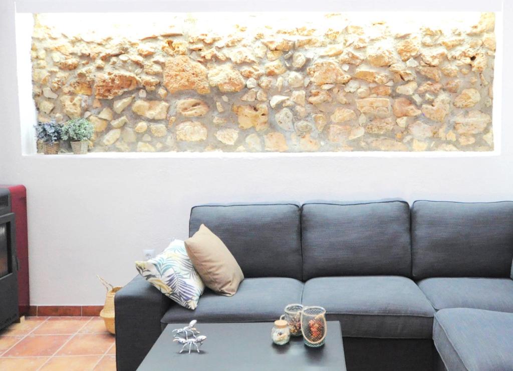 莱尔马CASA JOTA的客厅配有沙发和墙上的绘画