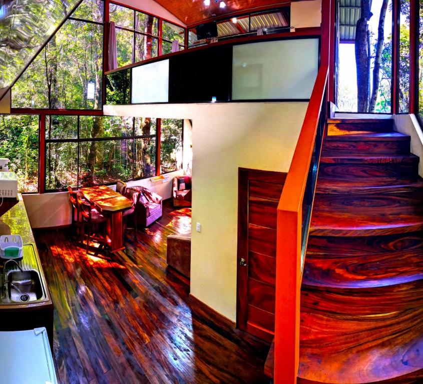 蒙泰韦尔德哥斯达黎加Quality Cabins Monteverde的房屋内带楼梯的客厅