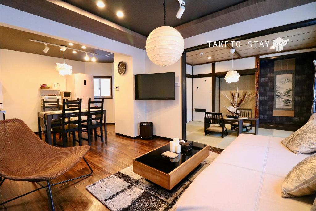 札幌One’s Villa Sapporo House的客厅配有沙发和桌子