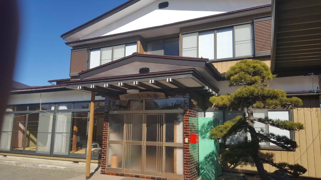 富士河口湖Minshuku Iwaki的屋前有遮阳篷的房子