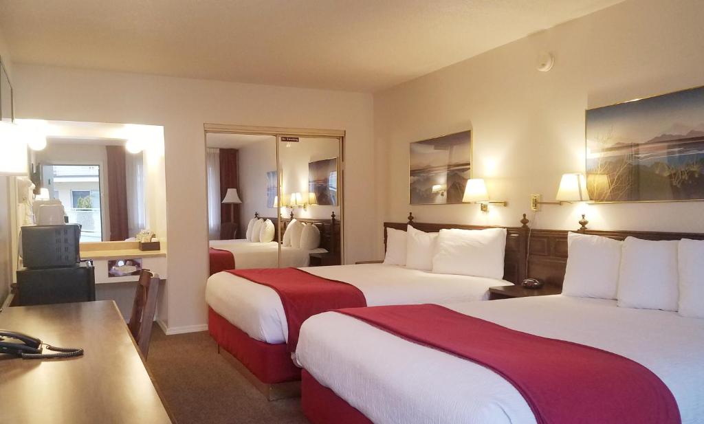 梅德福索瓦纳酒店的酒店客房配有两张床和一张书桌