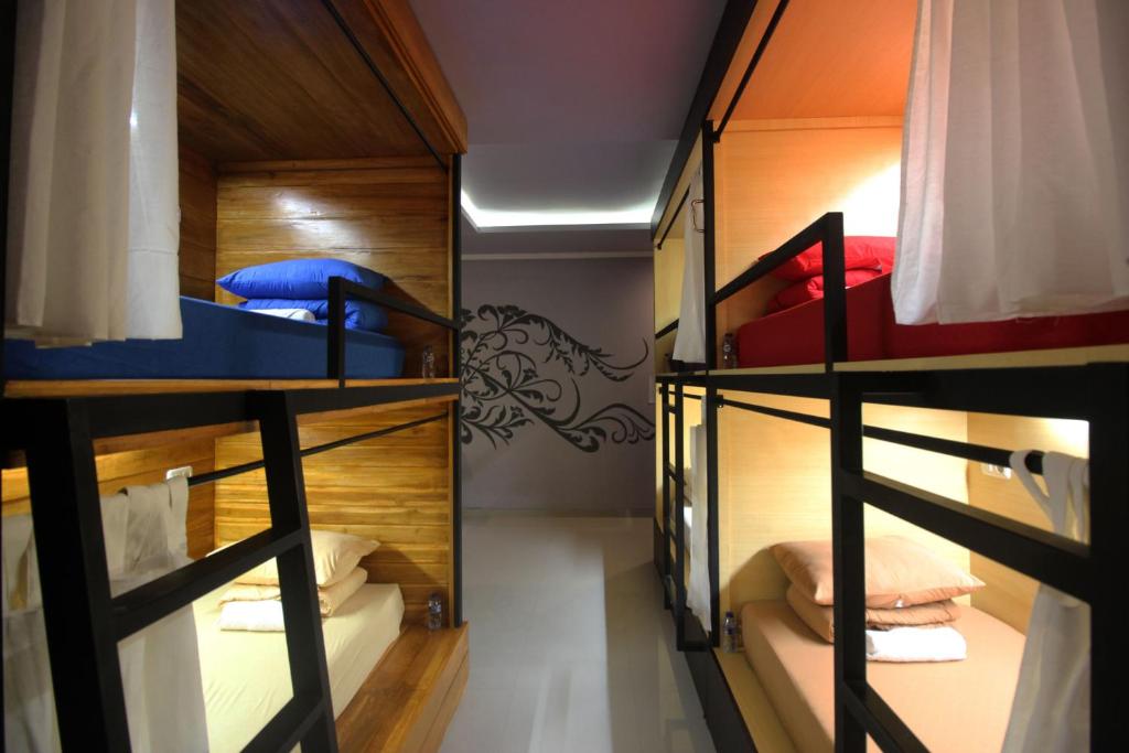 姆杜克Dong Paloh Hostel的一间小房间,内设双层床