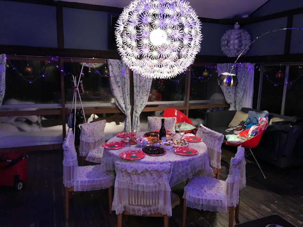 汤泽町Naeba Ski Resort - Cottage away from usual life的紫色桌子、椅子和吊灯