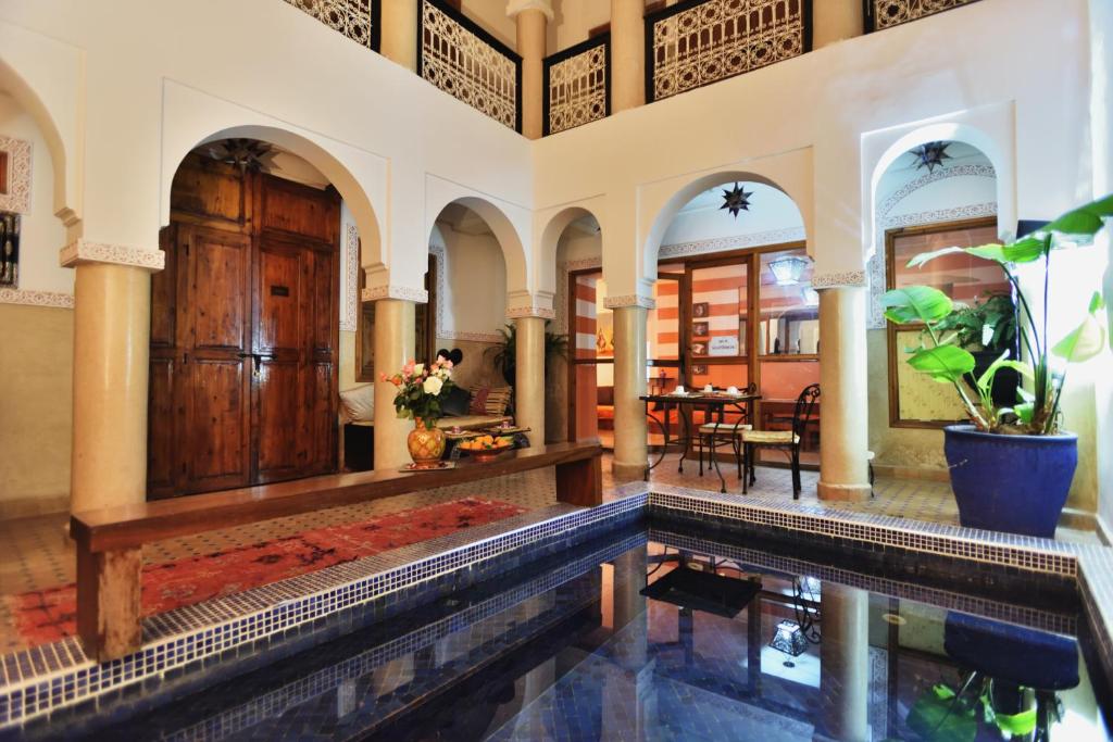 马拉喀什查理玛摩洛哥传统庭院住宅的一座带游泳池的室内泳池