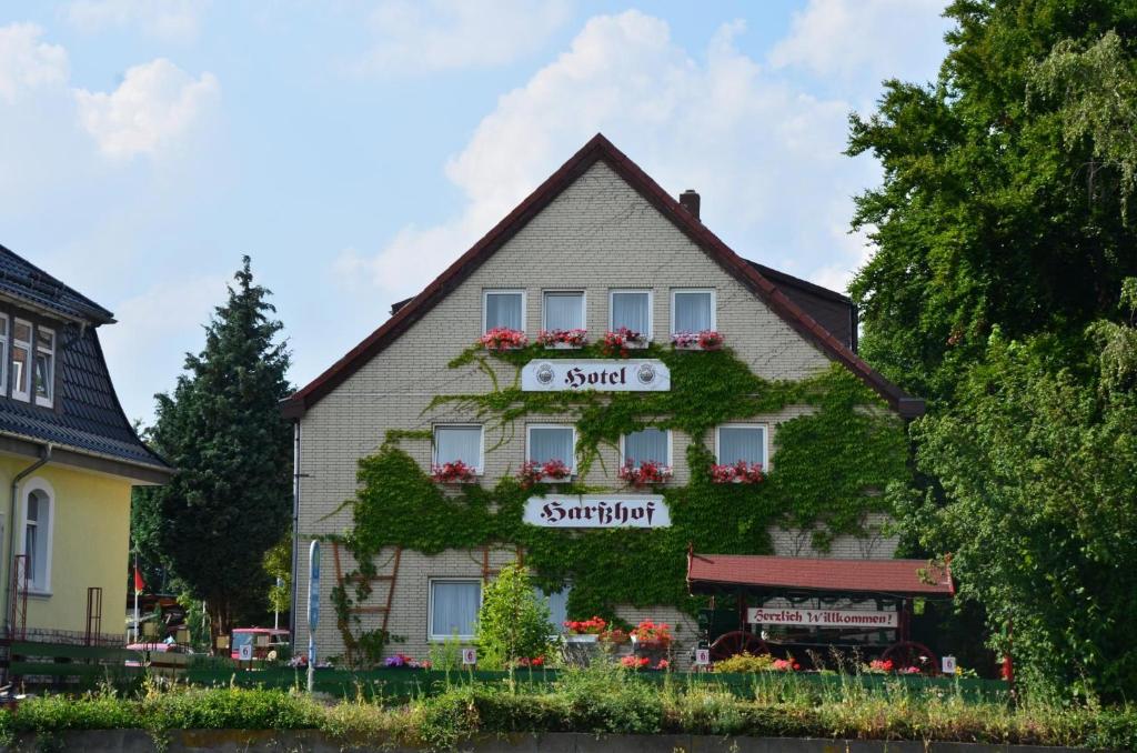 萨尔茨吉特哈尔索夫酒店的建筑的侧面有标志