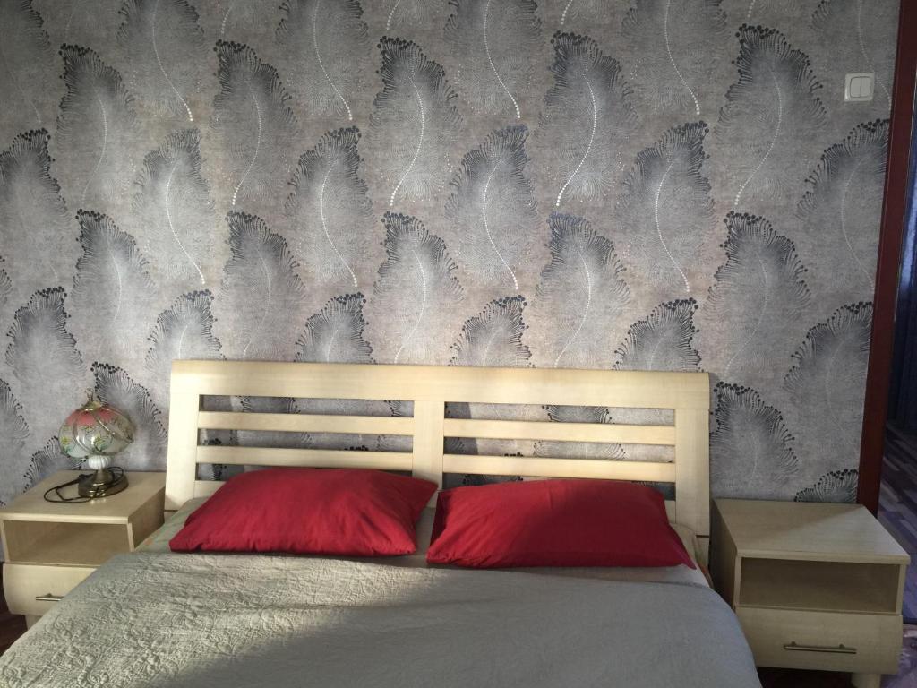 基辅Апартаменты на Русановке的一间卧室配有一张床和一堵带羽毛的墙