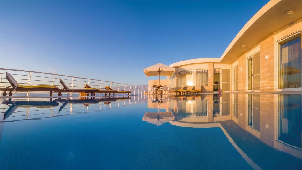 马尔萨斯卡拉Villa Watersedge的一座酒店,在一座建筑旁边设有游泳池