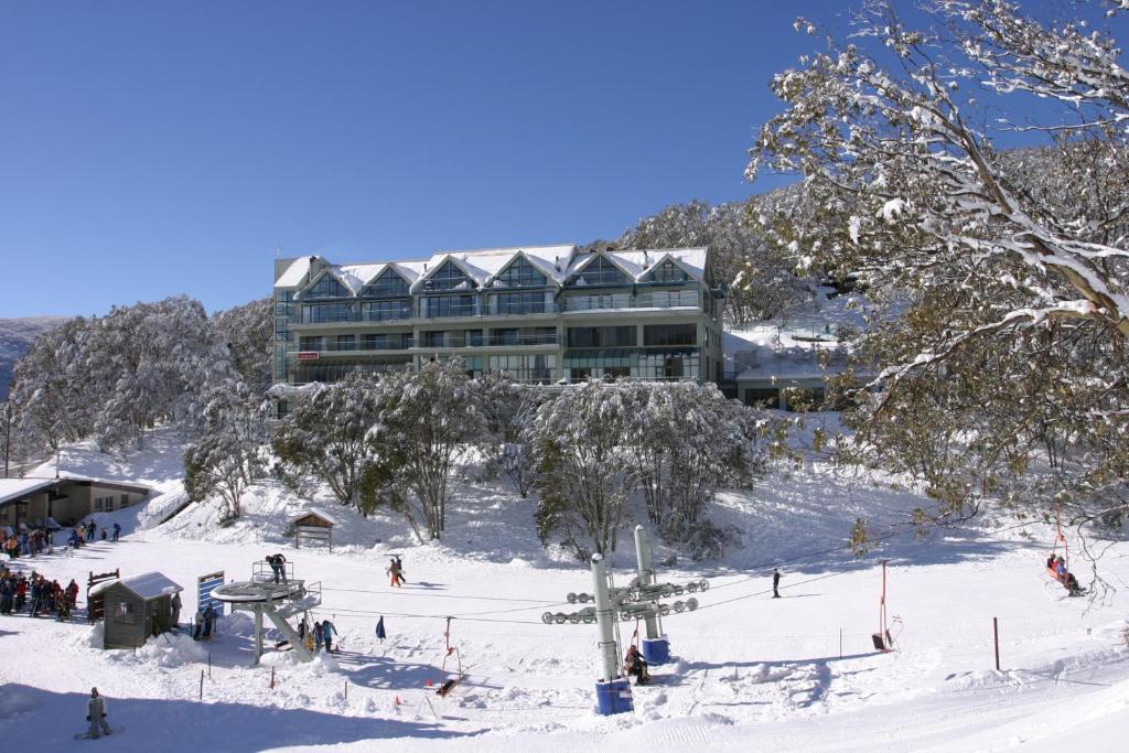福尔斯克里克福尔斯克里特乡村俱乐部酒店的雪地滑雪坡顶上的建筑物