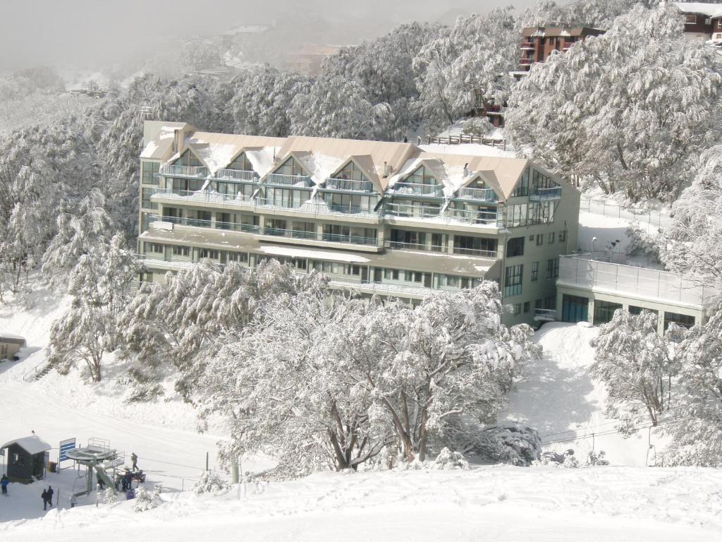 福尔斯克里克福尔斯克里特乡村俱乐部酒店的一座白雪覆盖的山顶上的建筑