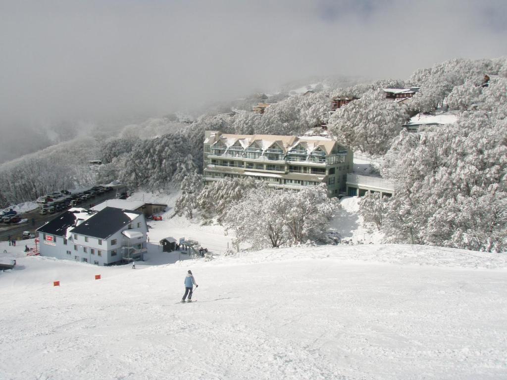 福尔斯克里克福尔斯克里特乡村俱乐部酒店的滑雪者在滑雪胜地前滑雪