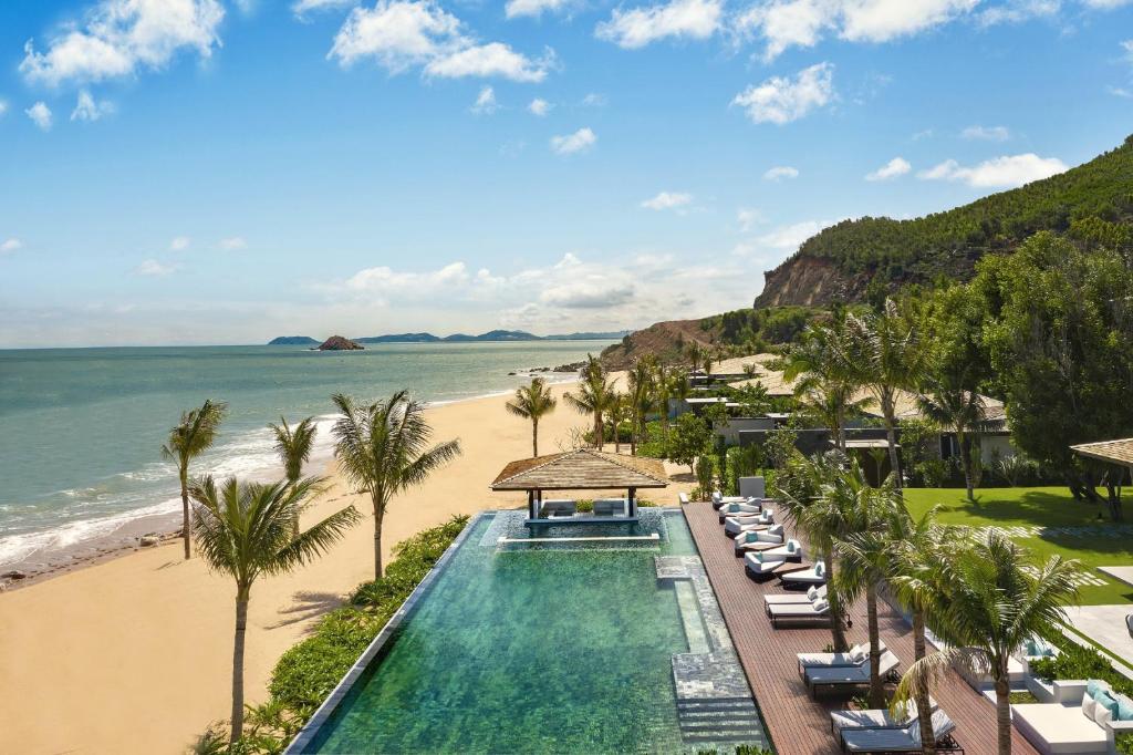 归仁Anantara Quy Nhon Villas的享有度假胜地的空中景致,设有游泳池和海滩