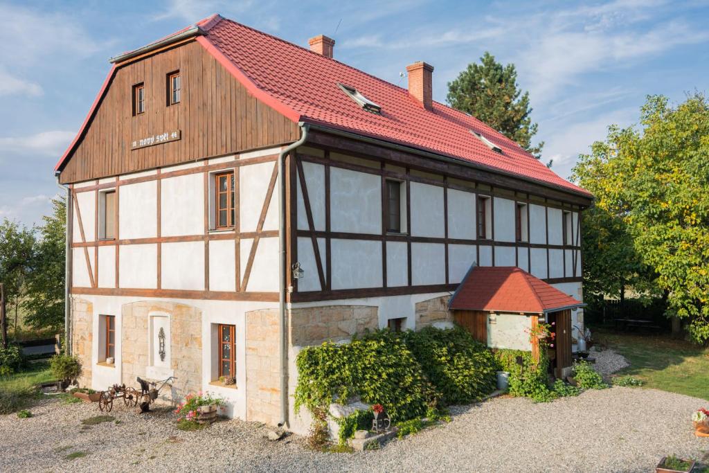 RůžováHoliday Home Usedlost Nový Svět的一座带红色屋顶和庭院的旧房子