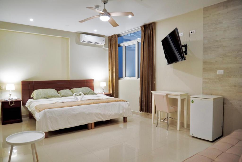 皮乌拉LC Hoteles Piura的一间卧室配有一张床和一台电视