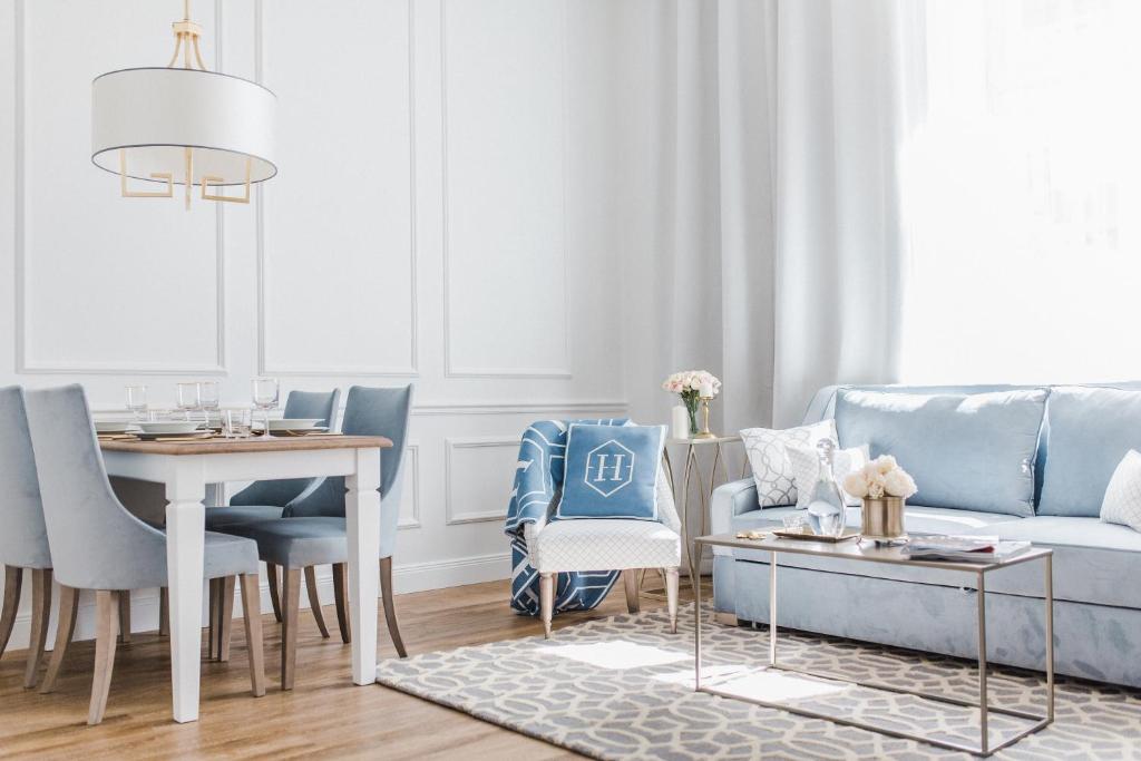 克拉科夫Apartament Golden Place的客厅配有蓝色的沙发和桌子