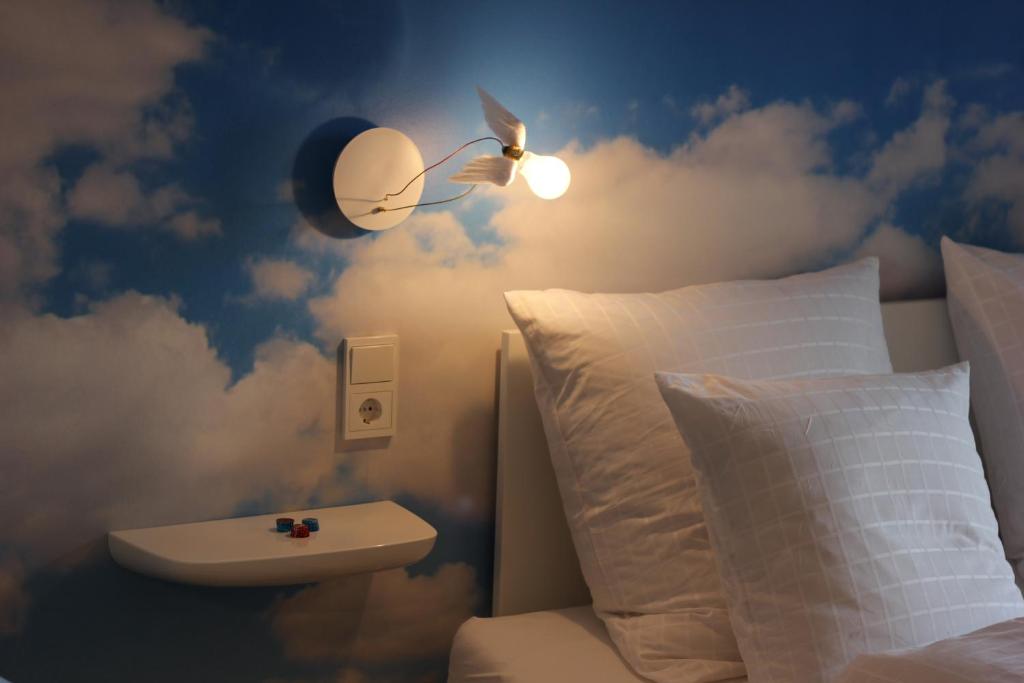 HainfeldJulius in der Pfalz的一间卧室配有一张月亮床和一盏灯