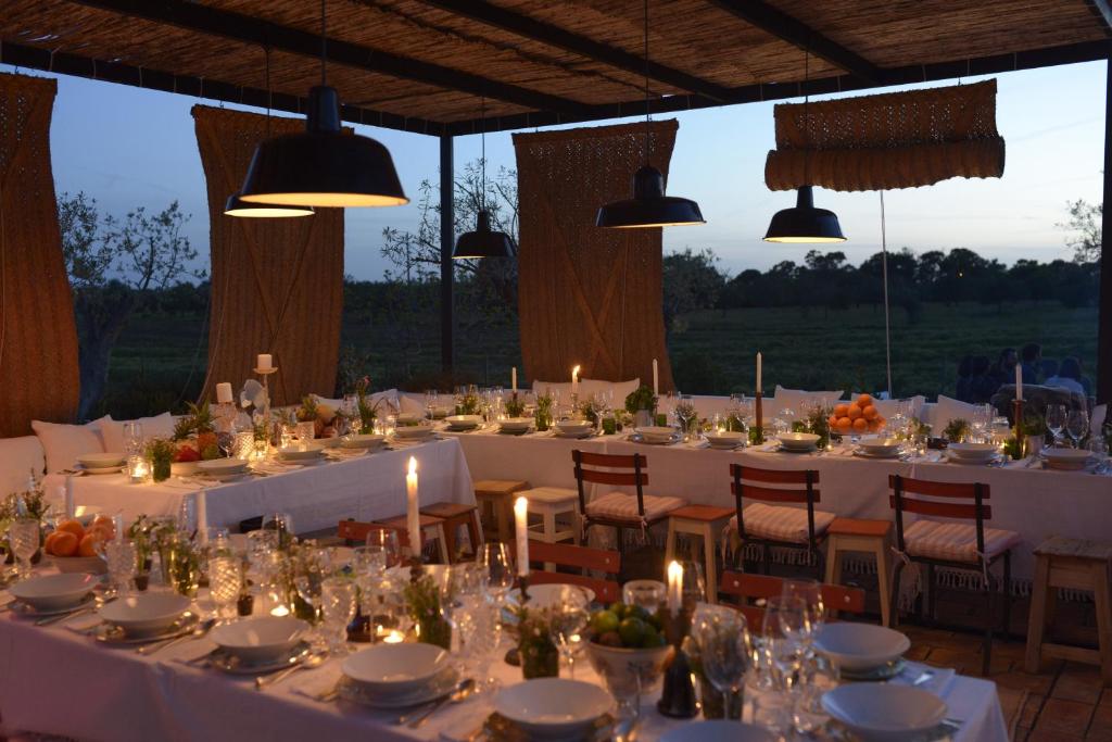 卡巴纳斯·德·塔维拉盆梢阿格里科拉乡村民宿的一张桌子,用来举办婚礼,配蜡烛