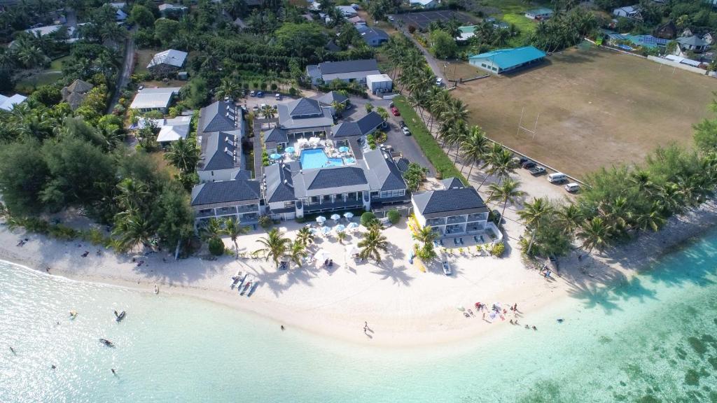 拉罗汤加穆里海滩俱乐部酒店的海滩上的度假村的空中景观