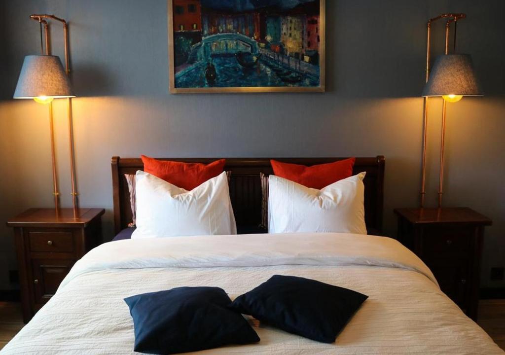哈瑟尔特De Villo的一张带两个枕头的床和两盏灯