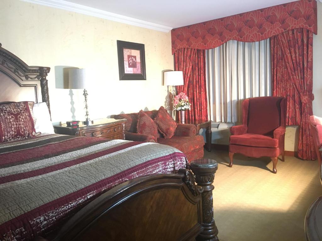奥克港橡果汽车旅馆的酒店客房配有一张床、一把椅子和一张沙发
