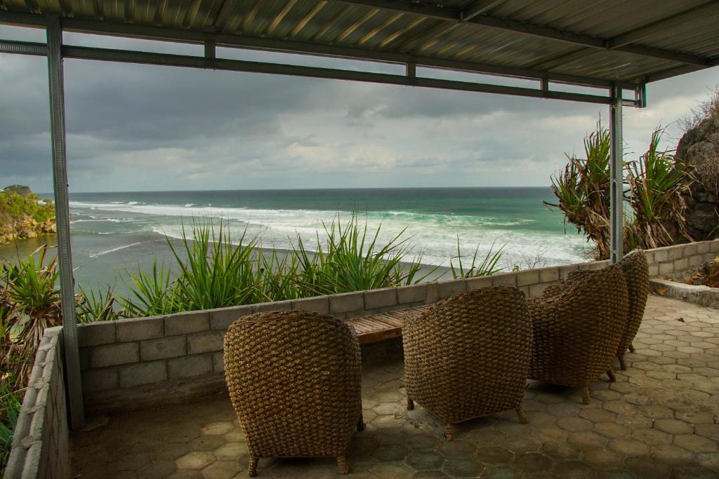 Tepus奥曼哈桑丹克民宿的一张桌子和椅子,享有海景