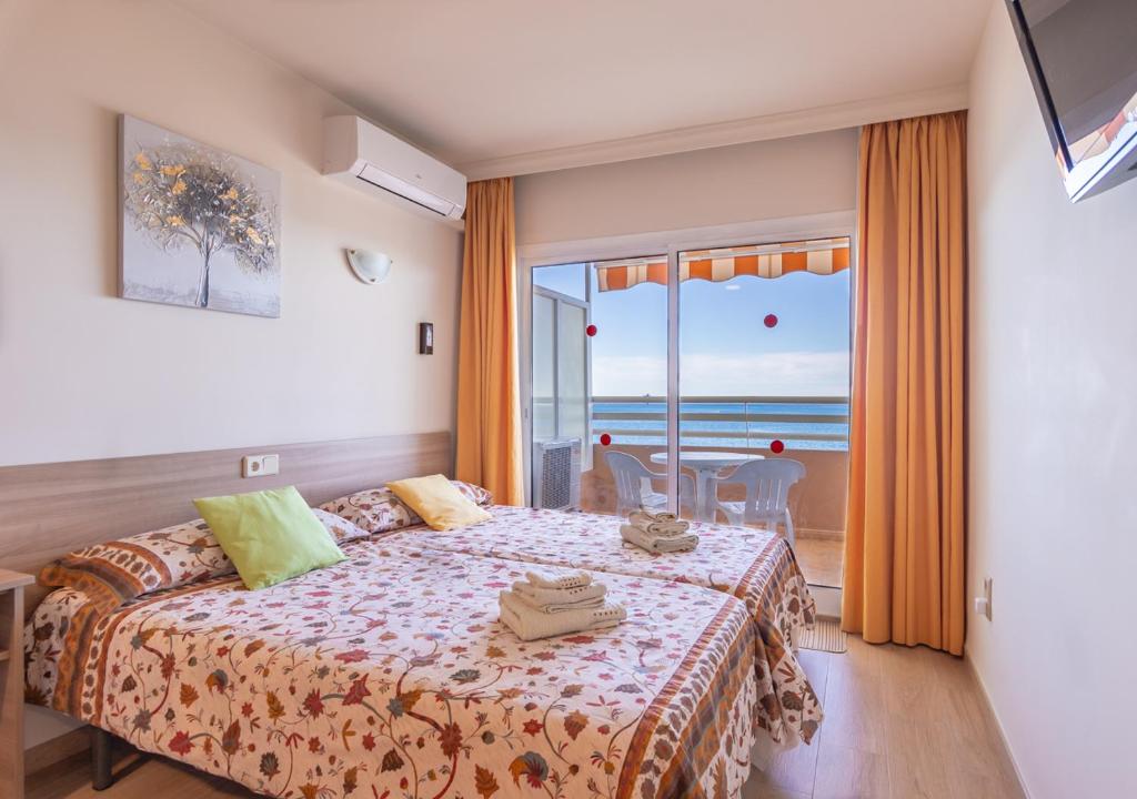 福恩吉罗拉Stellamar - Paseo Maritimo的一间卧室配有一张床,享有海景