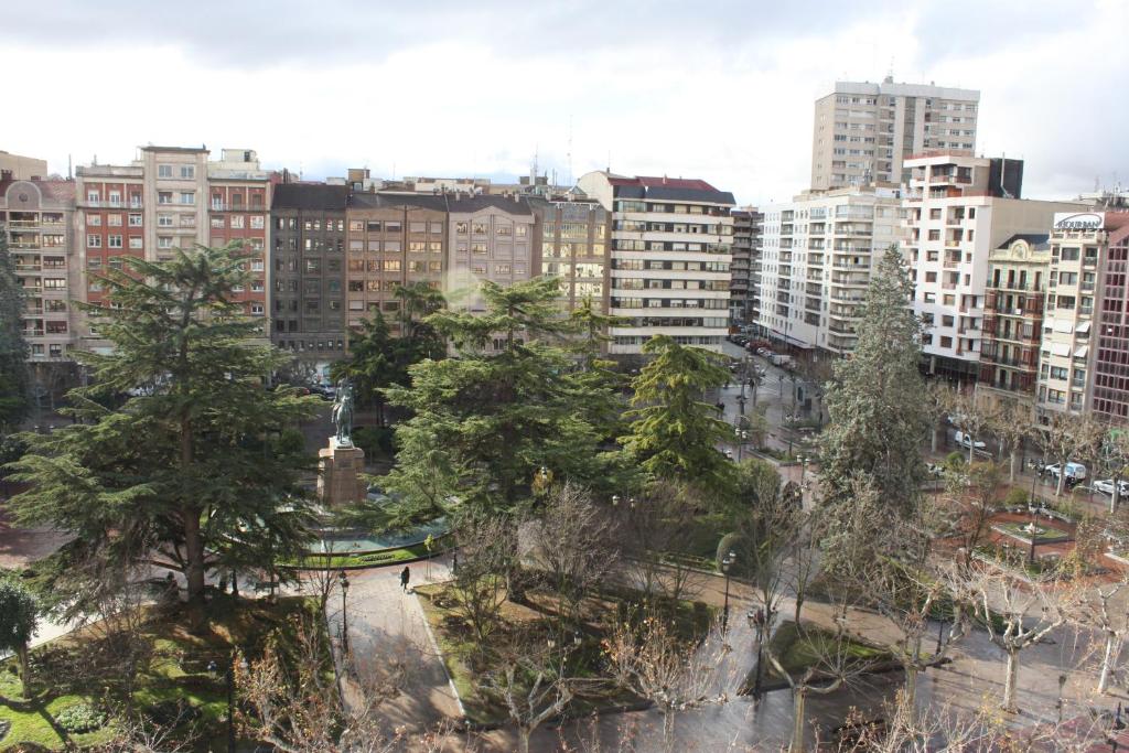 洛格罗尼奥Apartamentos Logroño - Centro - Espolón的享有城市和高楼的景色