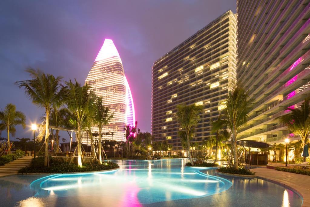 三亚三亚海棠湾艾诺拜海景酒店式公寓的城市中心的一个游泳池