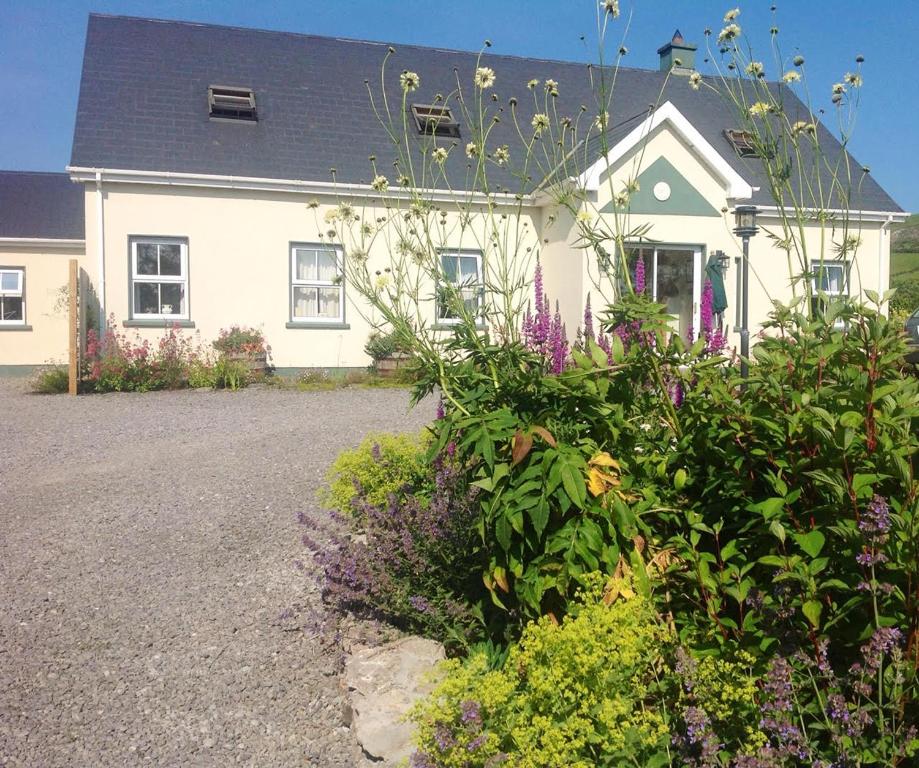 班特里Ravens Oak, West Cork的前面有一束鲜花的房子