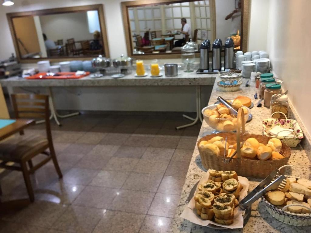 普雷图河畔圣若泽Hotel Globo Rio的自助餐,包括面包和糕点