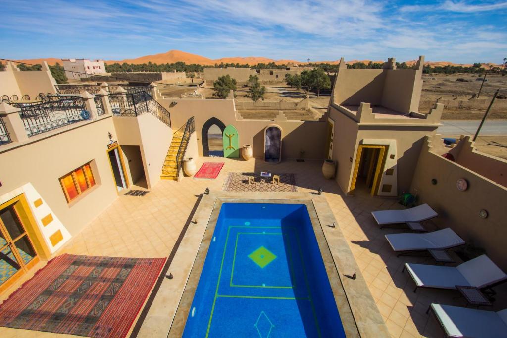 梅尔祖卡Hassilabiad Appart Hotel的享有带游泳池的房屋的空中景致