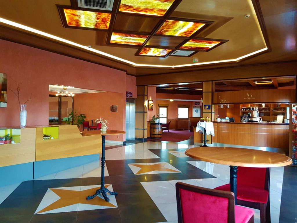 坎特赞西格兰酒店的大堂,地板上有一星星,还有一张桌子