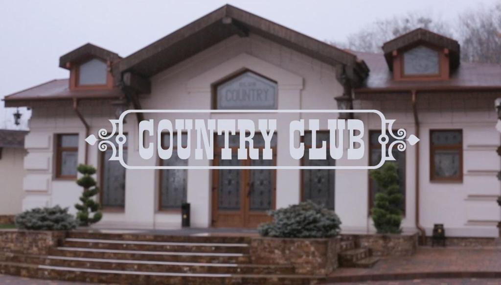 乌日霍罗德Country club的房屋前的乡村俱乐部标志