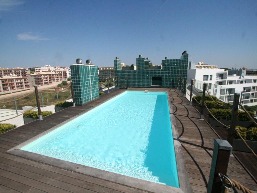 拉戈斯B03 - Luxury 2 Bed Lagos Marina的建筑物屋顶上的游泳池