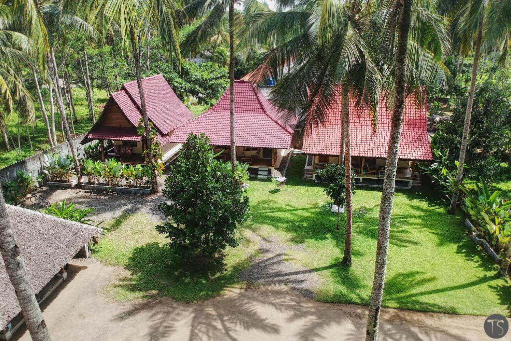 巴图卡拉萨达迪家庭旅馆的棕榈树房屋的空中景致
