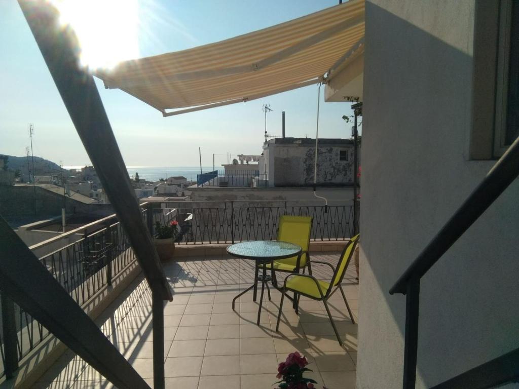 马蒂纳塔attico centro mattinata的设有一个配有桌椅并享有美景的阳台。