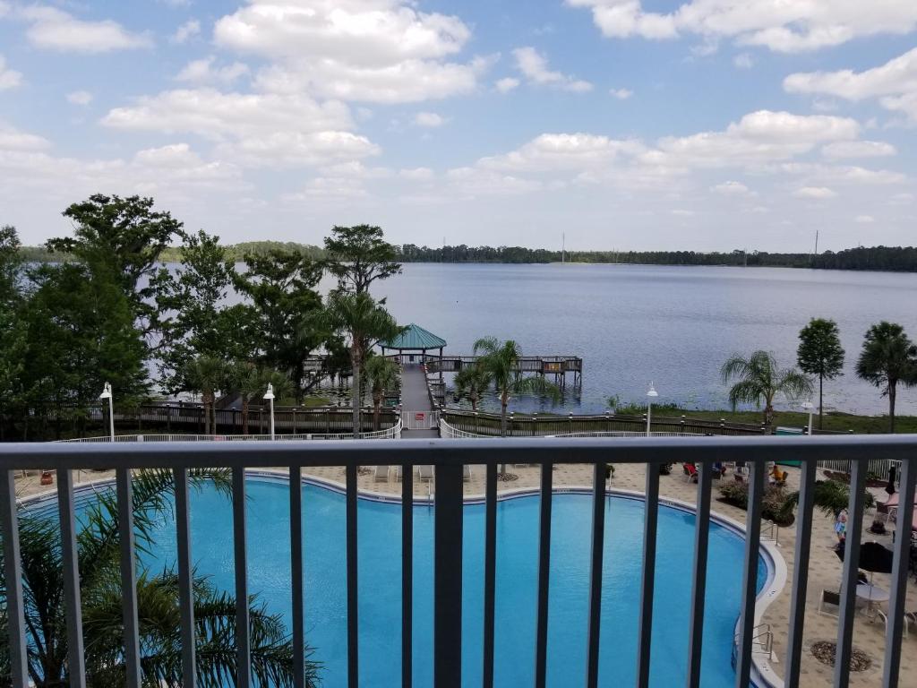 奥兰多蓝苍鹭海滩度假酒店的从度假村的阳台上可欣赏到湖景