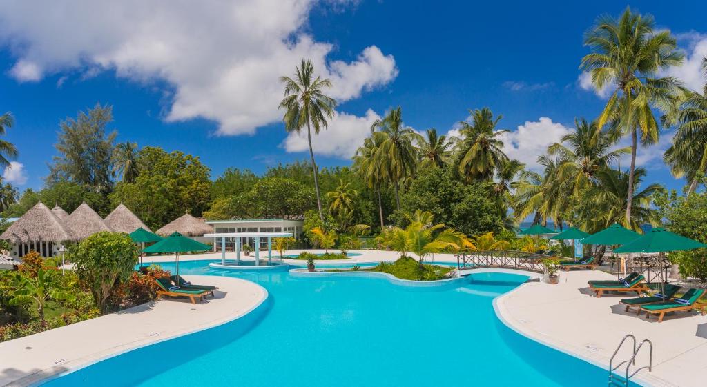 甘岛赤道度假村酒店的度假村游泳池的图片