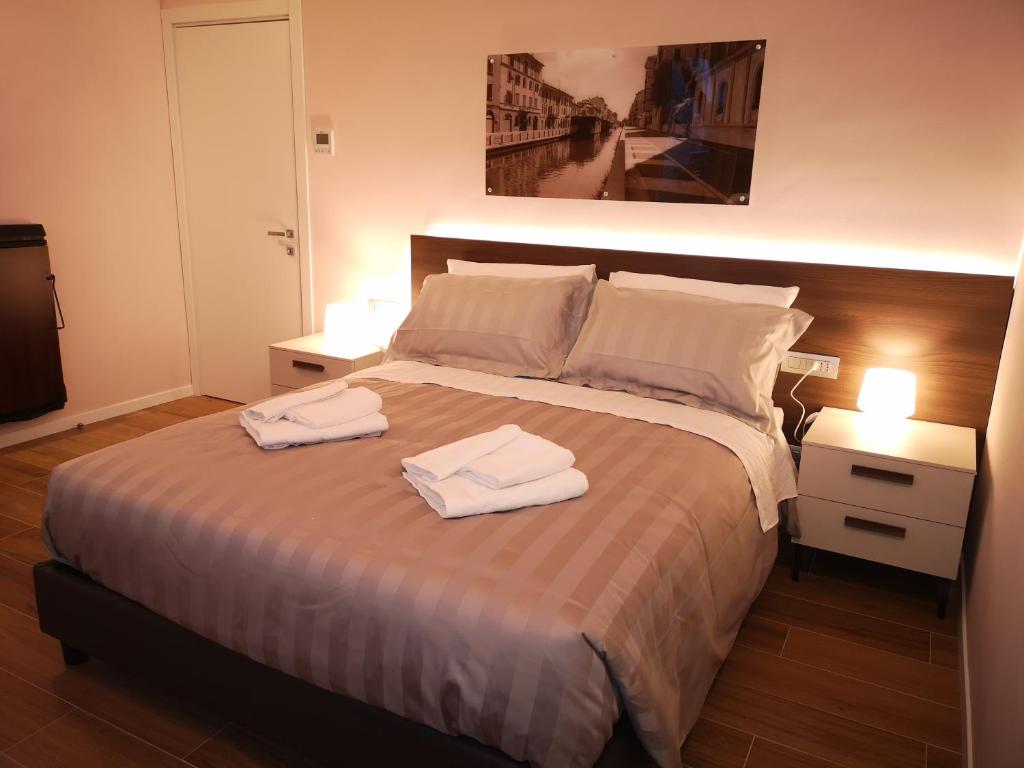 米兰2 Navigli的一间卧室配有一张大床和两条毛巾