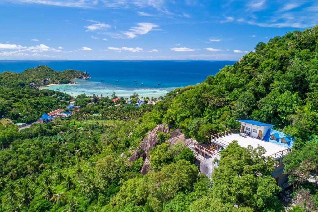 涛岛Deishaview Jungle Hostel的享有山脉和大海的背景景色