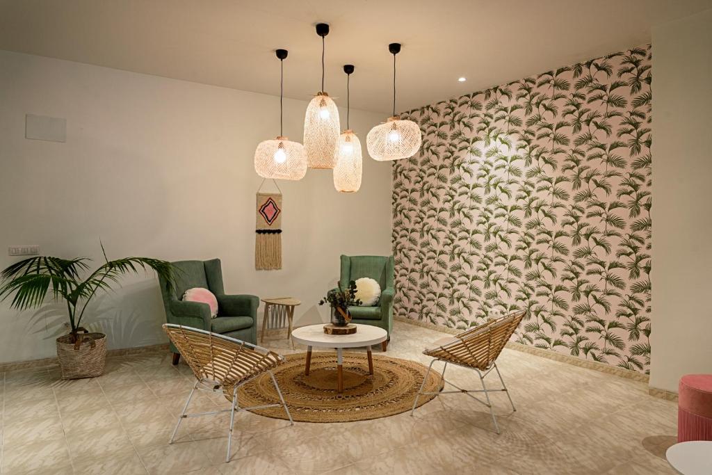 贝尼卡西姆Hostal Beni的客厅配有桌椅和墙壁