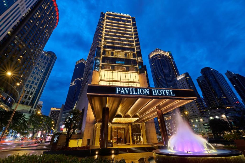 吉隆坡Pavilion Hotel Kuala Lumpur Managed by Banyan Tree的城市前方有喷泉的酒店