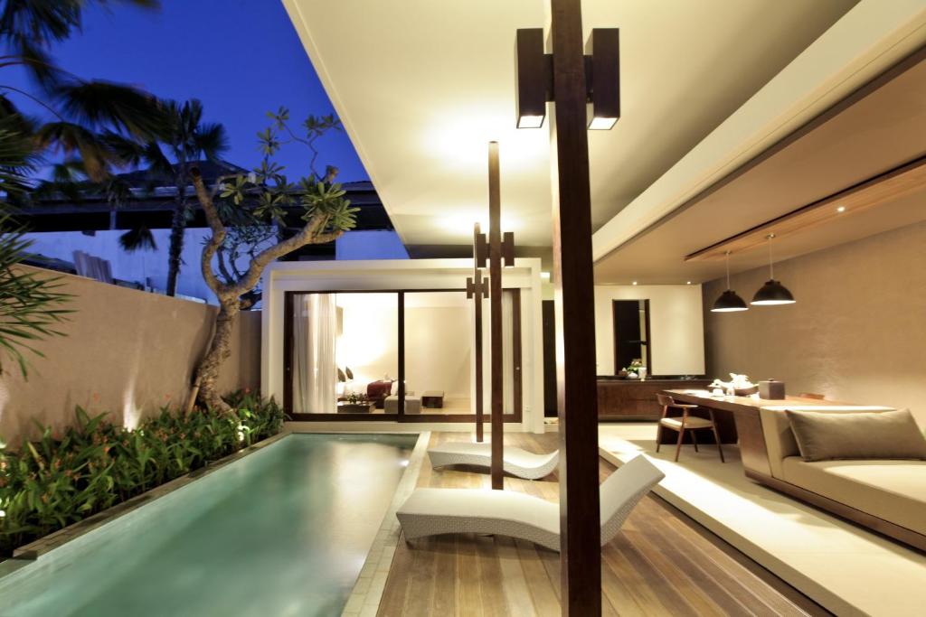 塞米亚克阿萨巴厘岛豪华别墅及Spa酒店的别墅 - 带游泳池和客厅