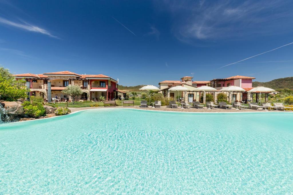阿尔盖罗萨科雅雷拉伊斯水疗酒店的度假村前的大型游泳池