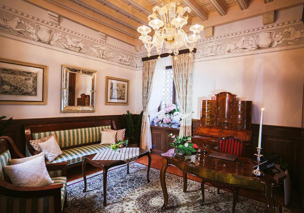 斯普利特Heritage Hotel Cardo的客厅配有沙发和桌子