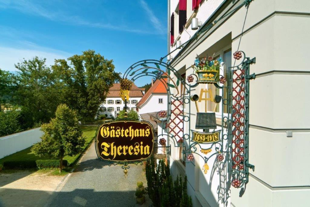 Mühlheim an der DonauHotel Gästehaus Theresia Garni的大楼一侧餐厅标志
