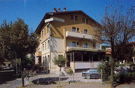 卡斯特罗卡罗泰尔梅皮耶里娜酒店的两个人坐在大楼的顶部