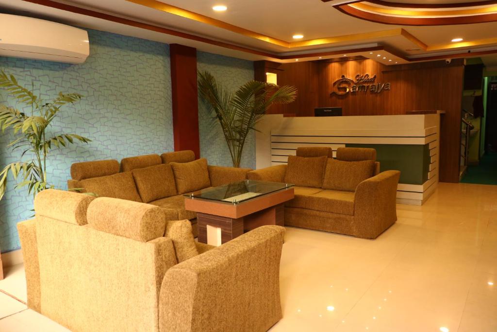 加德满都Hotel Samrajya Pvt. Ltd.的大堂设有两张沙发和一张桌子及椅子。