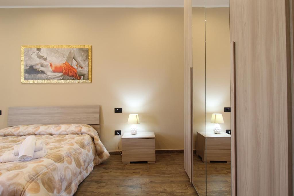 布林迪西Casa vacanze Corso Roma的一间小卧室,配有一张床和镜子